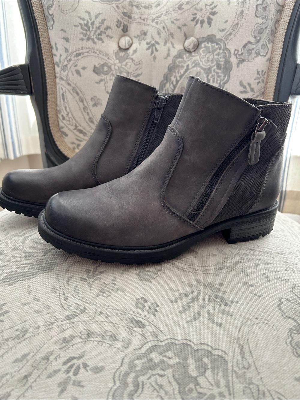 Grey leather Earth brand boots